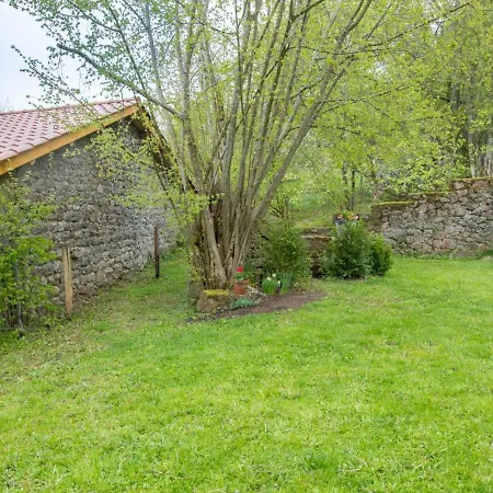 Sauvessanges, 4 Pieces, 6 Personnes - Fr-1-630-109 Sauvessanges